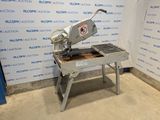 a machine that is sitting on a table in front of a wall