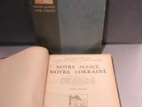 un livre ouvert posé sur une table à côté d'une boîte