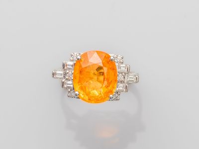une bague en saphir orange et diamants