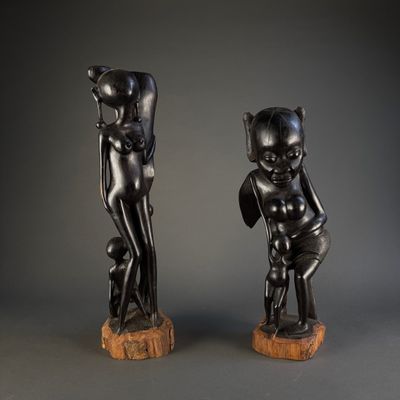 paire de figurines africaines en bois sculpté représentant un garçon et une fille