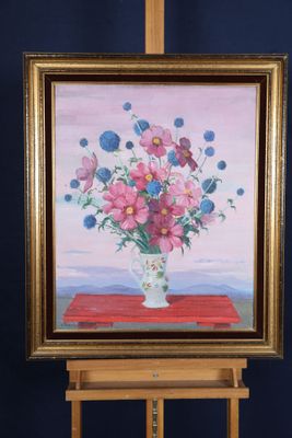 une peinture de fleurs dans un vase sur un chevalet