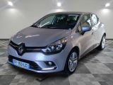 la voiture argentée est garée sur un sol en damier dans le garage