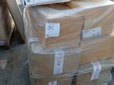 de nombreux cartons empilés les uns sur les autres dans la rue