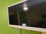 un téléviseur à écran plat fixé au mur d'une pièce