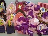 une pile de bonnets et de gants d'enfants posée sur une table