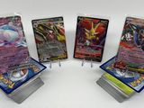 quatre types différents de cartes Pokémon empilées les unes sur les autres