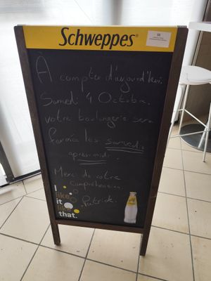 Stop trottoir Schweppes. On y joint un lot de divers matérie…