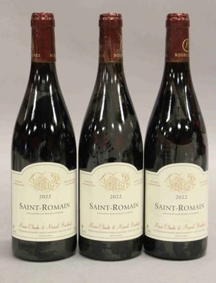 trois bouteilles de vin sont alignées sur une table