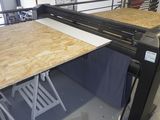une image montrant une machine en train de découper des panneaux de contreplaqué