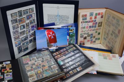 beaucoup de timbres dans un album posé sur une table