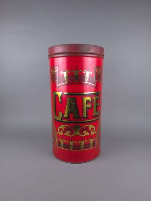 une vieille boîte en fer-blanc rouge sur laquelle est inscrit le mot « café »