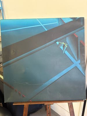 une image d'un tableau sur un chevalet dans une pièce