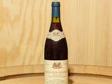 une bouteille de vin posée sur un tonneau