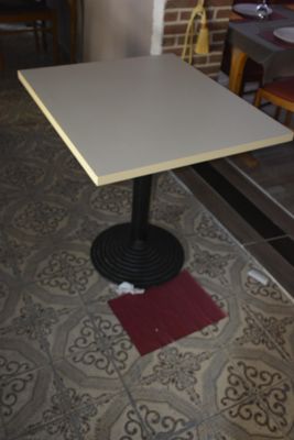 Douze tables 2 pers, plateau mélaminé, pied central métal. En l'état - Photo 1