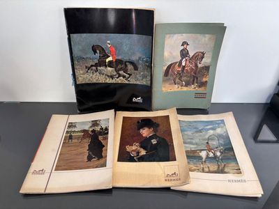 trois livres posés sur une table, avec des images de chevaux et de jockeys