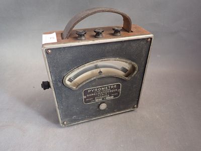 une photo d'une vieille radio posée sur une table
