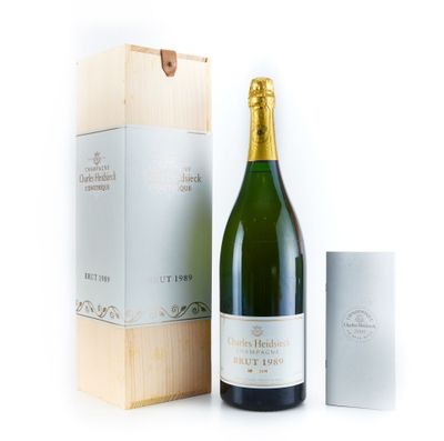 une bouteille de champagne à côté d'un carton de vin