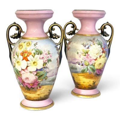 deux vases décorés de fleurs peintes