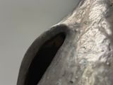un gros plan sur une sculpture métallique représentant une tête de cheval