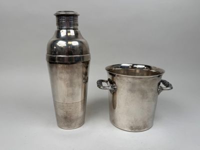 un shaker et un seau à glace plaqués argent sur fond blanc