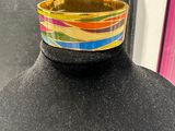 un gros plan d'une bague au cou d'un mannequin