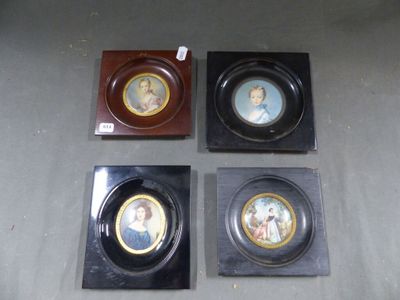 trois photos encadrées représentant une femme et un homme, posées sur une table