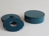 un récipient bleu surmonté d'un anneau