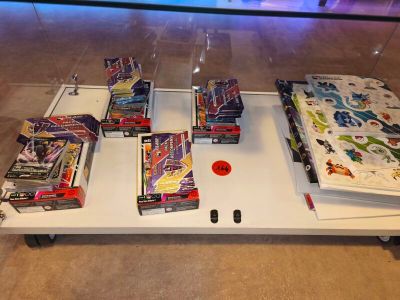 une table sur laquelle se trouvent de nombreux jouets différents