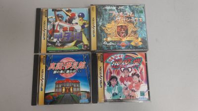 Plusieurs boîtes de jeux vidéo sont alignées sur une surface blanche