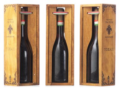 deux bouteilles de vin rouge dans un coffret en bois sur fond blanc