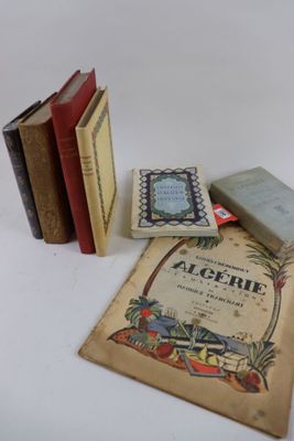 plusieurs livres sont empilés sur une table