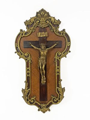 Crucifix en régule patiné, la croix en palissandre. Cadre en…