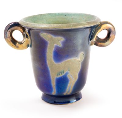 un vase bleu et vert orné d'un cerf