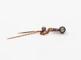 une paire de boucles d'oreilles posées sur une surface blanche