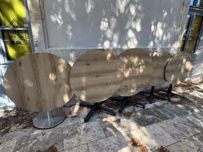 trois bancs en bois posés contre le mur d'un immeuble