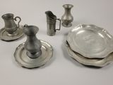 une assiette en argent, un pichet en argent, une assiette en argent, une assiette en argent, une assiette en argent, une assiette en argent, une assiette en argent et une assiette en argent
