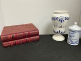 deux livres et un vase posés côte à côte sur une table