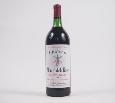 une bouteille de vin rouge posée sur une table blanche