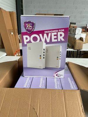 deux boîtes d'alimentation posées sur une table, avec une boîte à l'arrière-plan