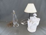 une lampe posée à côté d'une autre lampe sur une table