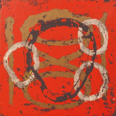 une peinture abstraite représentant un cercle sur fond rouge, réalisée à la peinture noire et blanche