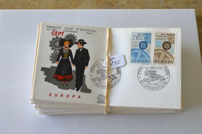 un livre avec la photo d'un homme et d'une femme