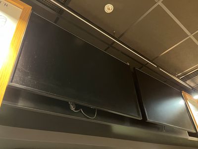 une télévision à écran plat fixée au mur au-dessus d'une fenêtre