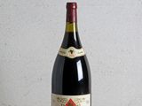 une bouteille de vin posée sur une table en bois