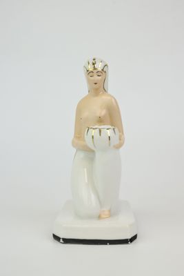 figurine représentant une femme tenant un bol dans ses mains