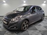 la voiture grise est garée sur un sol en damier dans le garage
