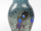 un vase en verre orné d'un motif bleu et violet