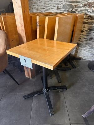 une petite table et des chaises dans un coin de la pièce