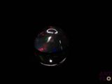 une boule de verre posée dans l'obscurité