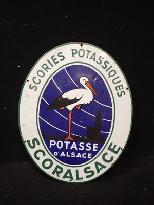 une affiche sur laquelle figure une cigogne
